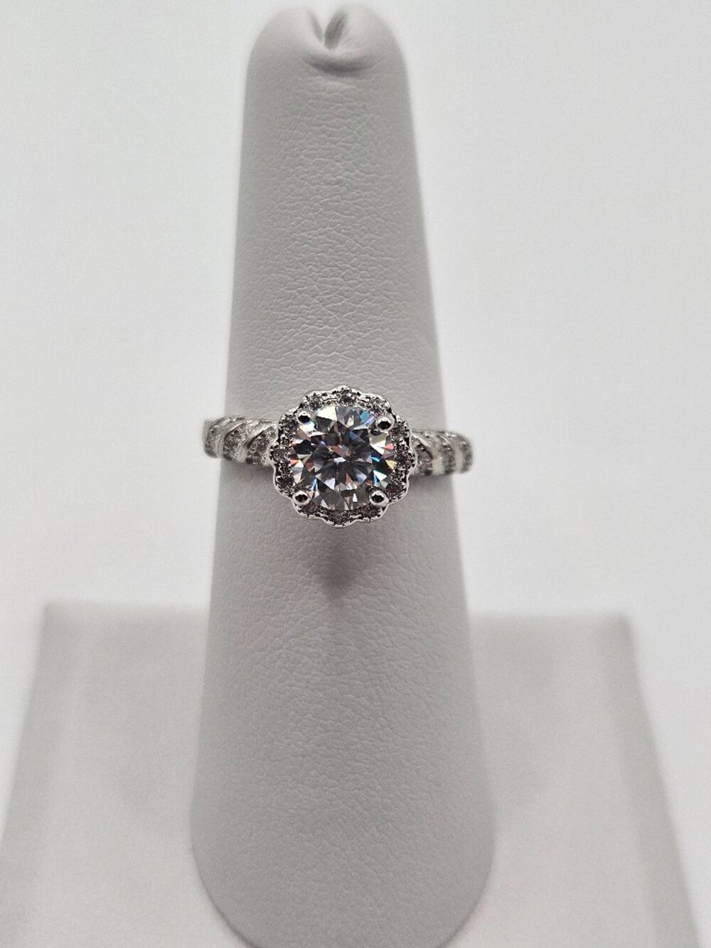 D Color 1.0ctw Round Moissanite Halo Engagement Ring Size 6 S925 Sterling Silver